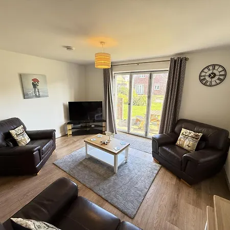 Beachside - Part Of The The Bay Village With Pool, Gym And Direct Access, Pub, Restaurant, Tennis And Meadows Walks