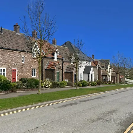 Beachside - Part Of The The Bay Village With Pool, Gym And Direct Access, Pub, Restaurant, Tennis And Meadows Walks *