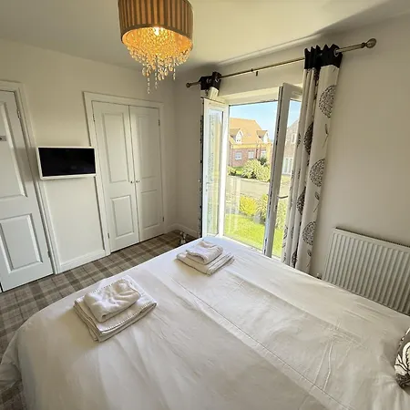 Beachside - Part Of The The Bay Village With Pool, Gym And Direct Access, Pub, Restaurant, Tennis And Meadows Walks Filey
