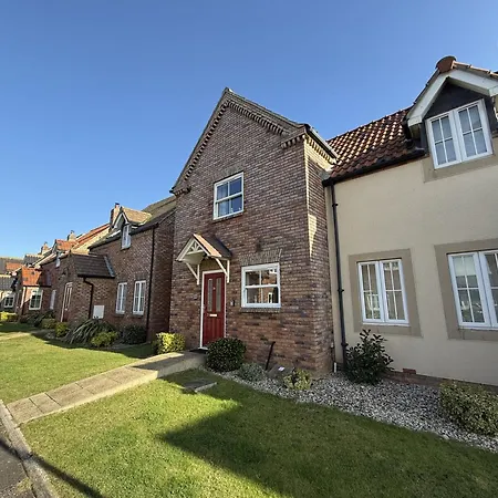 Beachside - Part Of The The Bay Village With Pool, Gym And Direct Access, Pub, Restaurant, Tennis And Meadows Walks *