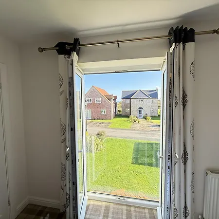 Beachside - Part Of The The Bay Village With Pool, Gym And Direct Access, Pub, Restaurant, Tennis And Meadows Walks Holiday home