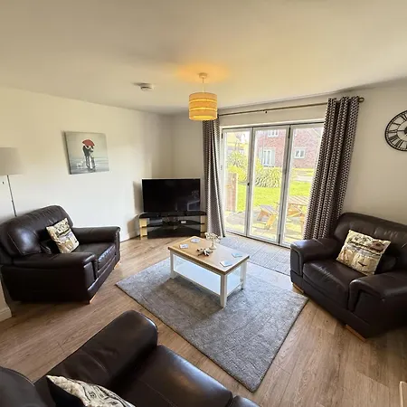 Beachside - Part Of The The Bay Village With Pool, Gym And Direct Access, Pub, Restaurant, Tennis And Meadows Walks *