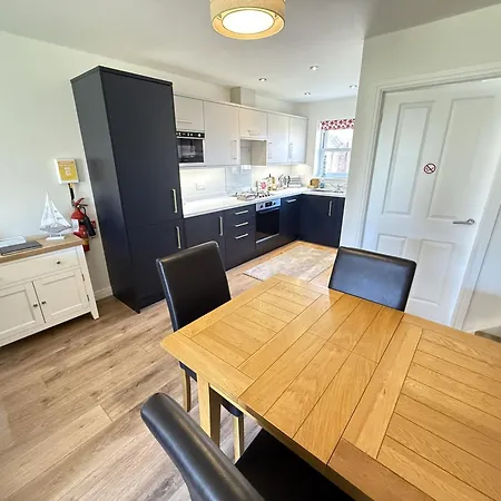 Beachside - Part Of The The Bay Village With Pool, Gym And Direct Access, Pub, Restaurant, Tennis And Meadows Walks Filey