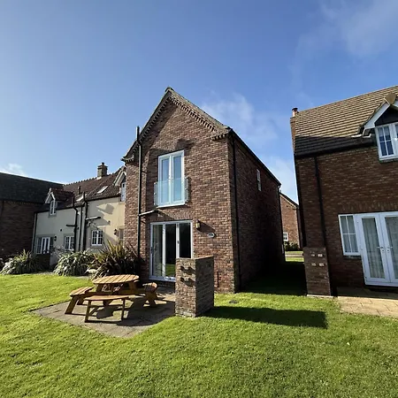 Beachside - Part Of The The Bay Village With Pool, Gym And Direct Access, Pub, Restaurant, Tennis And Meadows Walks Holiday home Filey