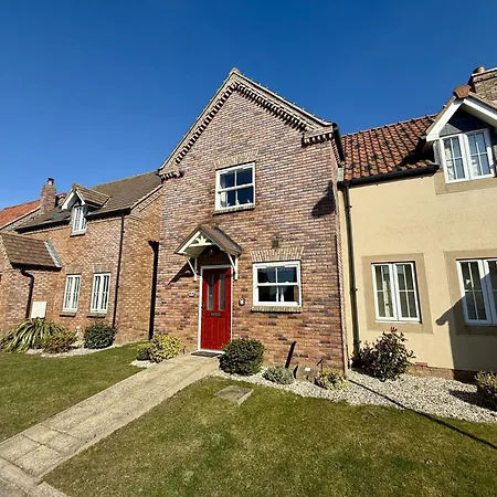 Beachside - Part Of The The Bay Village With Pool, Gym And Direct Access, Pub, Restaurant, Tennis And Meadows Walks Holiday home Filey