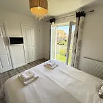 Beachside - Part Of The The Bay Village With Pool, Gym And Direct Access, Pub, Restaurant, Tennis And Meadows Walks Filey